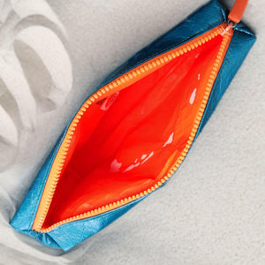 Splash-Proof Pouch for your Beach Essentials.